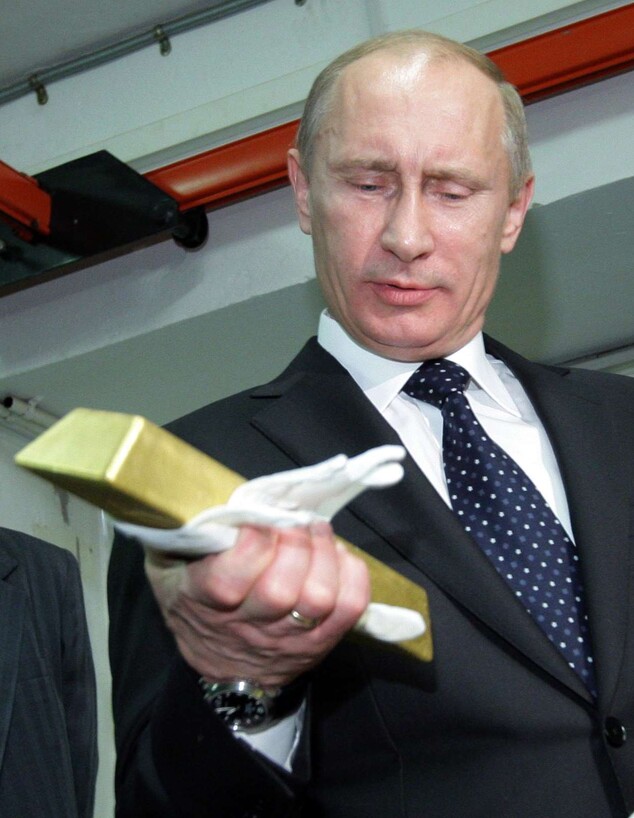 ולדימיר פוטין מחזיק מטיל זהב (צילום: Sakchai Lalit | AP)