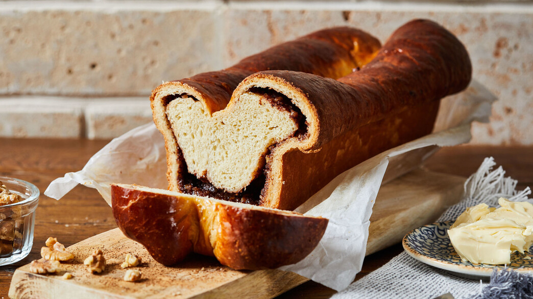 קוזונק - עוגת שמרים בולגרית עם קינמון ואגוזים קוזונק - עוגת שמרים בולגרית עם קינמון ואגוזים