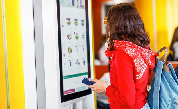 מסך מגע להזמנת מזון touchscreen food order (צילום: שאטרסטוק)