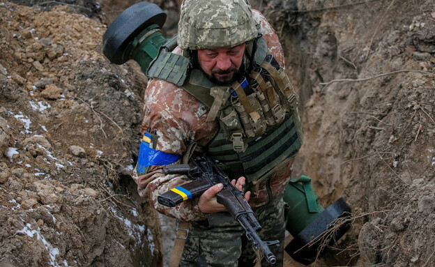 חייל אוקראיני בחזית מצפון לקייב (צילום: רויטרס)