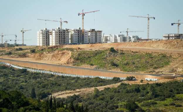 בנייה בחריש (צילום: AP / FLASH 90, פלאש 90)