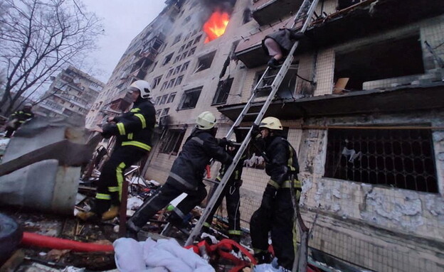 מלחמת רוסיה אוקראינה: בניין המגורים שהופגז בקייב (צילום: רויטרס)