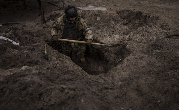 חייל חופר באוקראינה (צילום: ap)