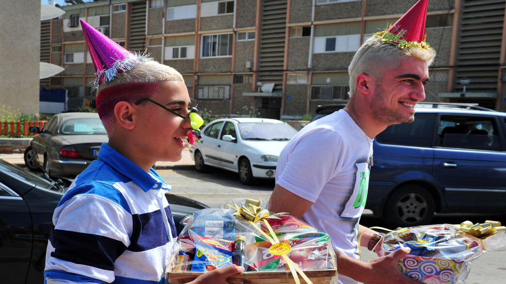 ילדים מביאים משלוחי מנות בפורים
