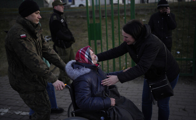 פליטים באוקראינה (צילום: ap)