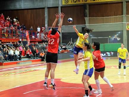 קרב גדול היה באולם בראשון (קרדיט: הדר ואן קולא, איגוד הכדוריד)