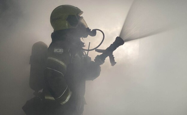 שריפה בפתח תקווה (צילום: עומר שפירא, כבאות והצלה לישראל)
