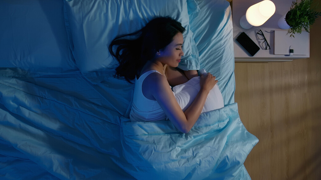 אישה ישנה לאור מנורה (צילום: 
ryanking999, 123RF‏)