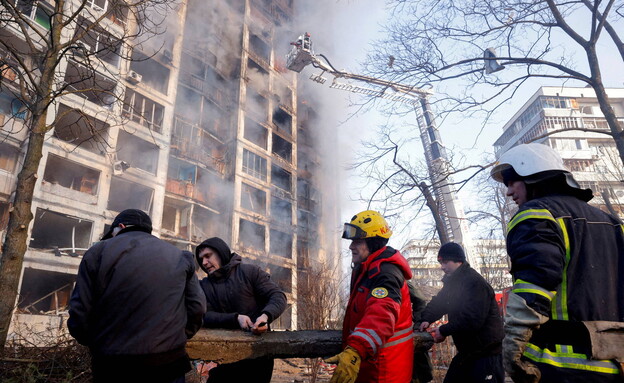 בניין הופצץ בקייב, אוקראינה (צילום: רויטרס)