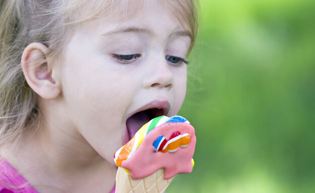 ילדה אוכלת ממתק (צילום: Shutterstock)