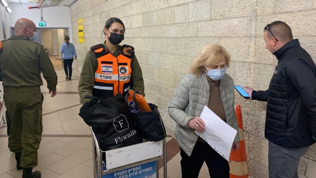 חיילי פיקוד העורך קולטים עולים מאוקראינה ורוסיה בנתב"ג חיילי פיקוד העורך קולטים עולים מאוקראינה ורוסיה בנתב"ג