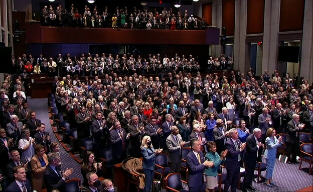 זלנסקי נואם בפני הקונגרס האמריקני (צילום: AP)