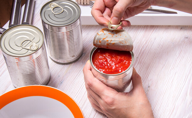 שימורי עגבניות, קופסת עגבניות (צילום: mdbildes, Shutterstock)
