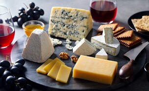 מגש גבינות ויין (צילום: סאלי פאראג)