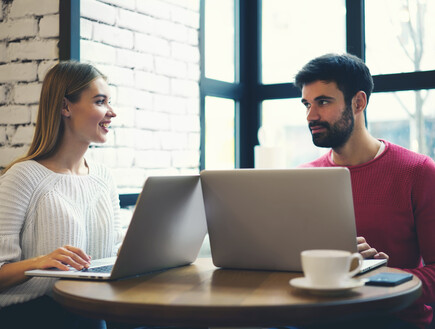 גבר ואישה עובדים על המחשב (צילום: GaudiLab, Shutterstock)