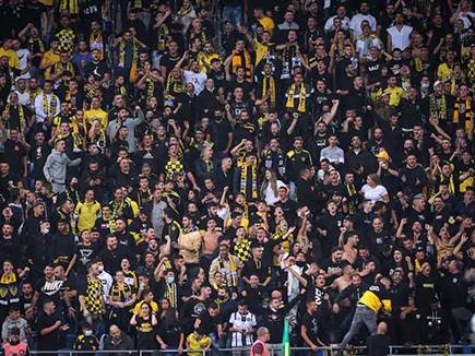 אוהדי בית"ר. הגיעו בהמוניהם לסמי עופר (אלן שיבר) אוהדי בית"ר. הגיעו בהמוניהם לסמי עופר (אלן שיבר)