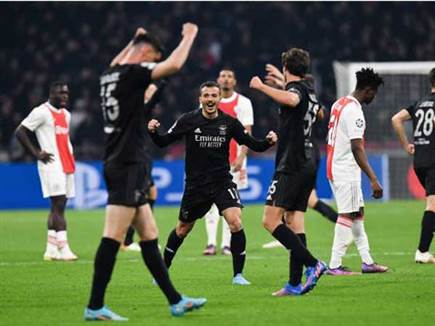 הפתעה גדולה. שחקני בנפיקה חוגגים (GETTY)