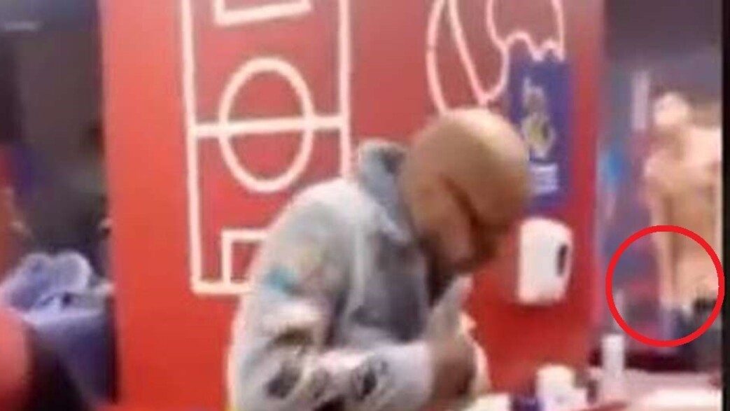 ג'רארד פיקה בחדר ההלבשה ג'רארד פיקה בחדר ההלבשה