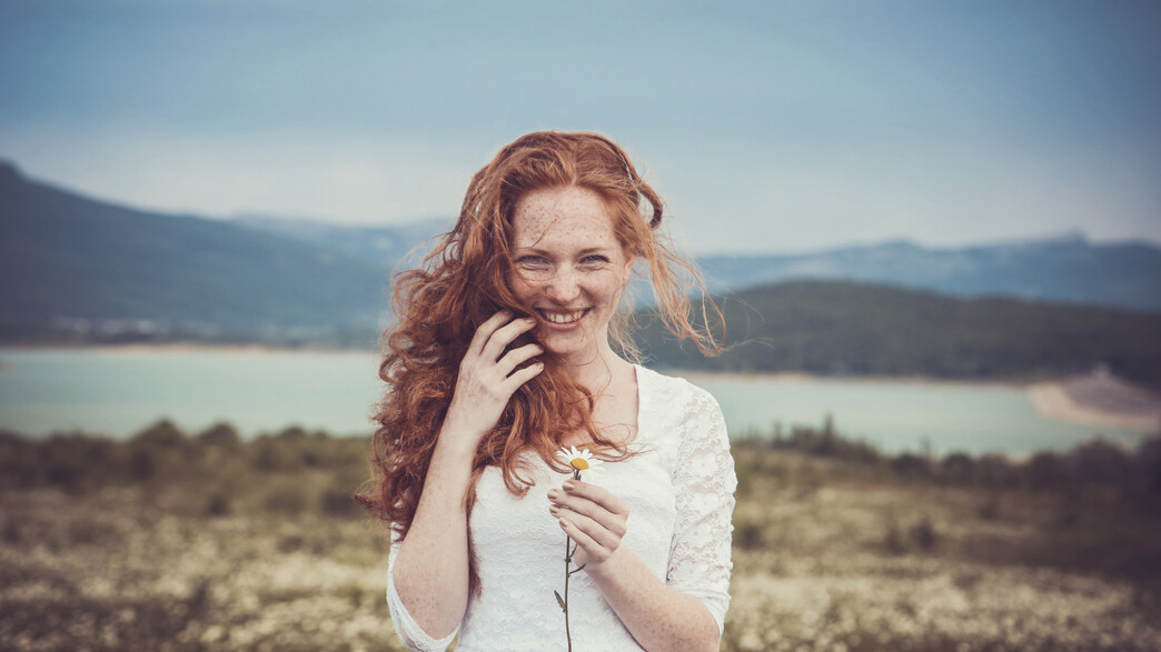 אישה מאושרת בטבע (צילום: אימג'בנק / Thinkstock)