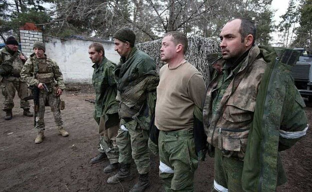 חיילים רוסיים שבויים (צילום: getty images)