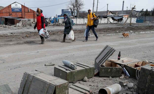 Residents flee the besieged city of Mariupol (Photo: Reuters)