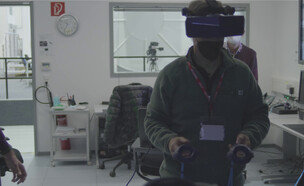 איתן מתנסה ב-VR (צילום: ניק וואס וליאן רתם סטיבה)