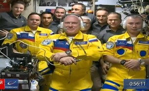 הקוסמונאוטים הרוסים נחתו בתחנת החלל בחליפות צהובות