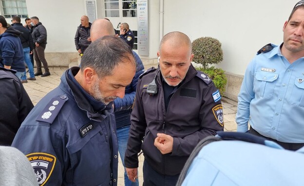 מפקד מחוז ירושלים ניצב דורון תורג'מן בזירת הפיגוע (צילום: דוברות המשטרה)