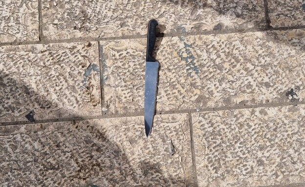 הסכין איתה ביצע מחבל פיגוע דקירה בירושלים (צילום: דוברות המשטרה)