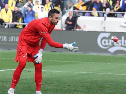 גד עמוס שוב ספג חפצים מכיוון היציע (דני מרון)