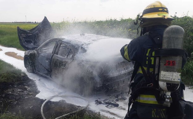 רכב שרוף לאחר ניסיון החיסול של נינה דומרני (צילום: דודי לוי, כאן דרום)