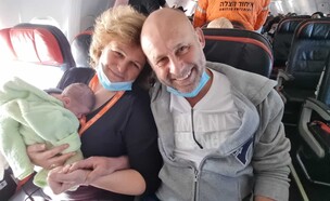 מירה ומשה שלומוביץ עם בנם עודד (צילום: רעות עוזיאל)