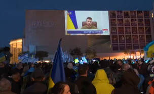 מאות צופים בנאום זלנסקי בכיכר הבימה (צילום: הכנסת)