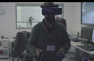 איתן מתנסה ב-VR (צילום: ניק וואס וליאן רתם סטיבה)