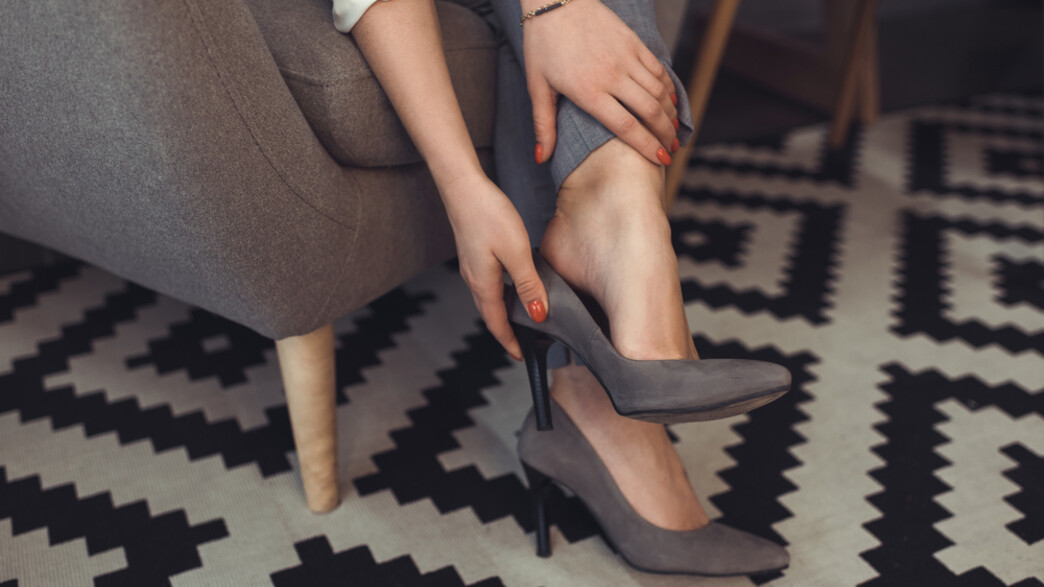 אישה חולצת נעליים (צילום: LightField Studios, Sutterstock)
