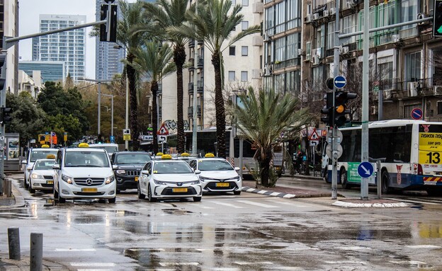 מוניות נוסעות בתל אביב (צילום: Jose HERNANDEZ Camera 51, shutterstock)