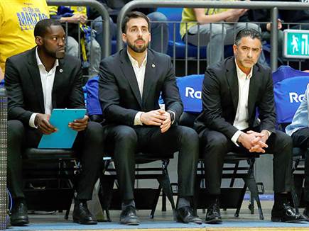 ביום שלישי מצפה להם משחק קשה בהרבה. הצוות המקצועי של מכבי (אלן שיבר)