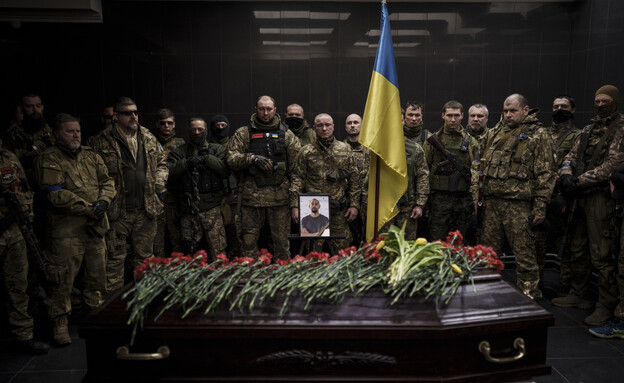 מלחמת רוסיה אוקראינה: חיילים אוקראינים בהלווייה (צילום: רויטרס)