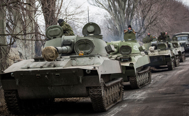 טנקים של כוחות פרו רוסיים באוקראינה (צילום: Andrew Burton, Getty images)