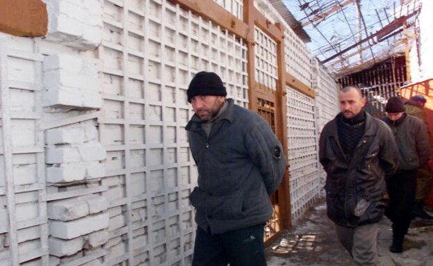אסירים צ'צ'נים במחנה השבויים צ'רנוקוזובו בפברואר 2 (צילום: Photo by Laski Diffusion)