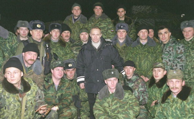 ולדימיר פוטין מבקר חיילים רוסים בצ'צ'ניה בשנת 2000 (צילום: Photo by Laski Diffusion)