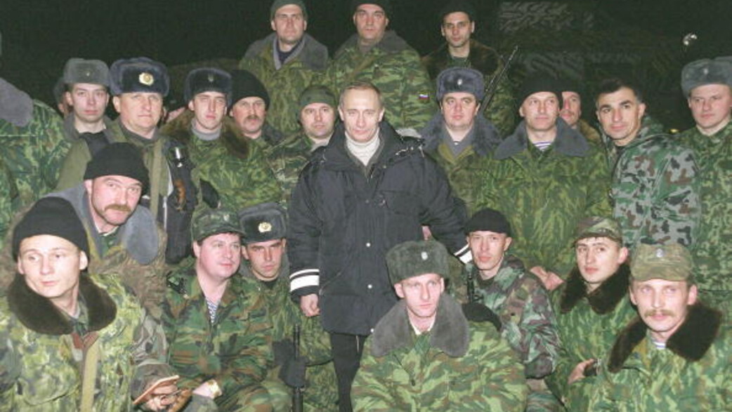 ולדימיר פוטין מבקר חיילים רוסים בצ'צ'ניה בשנת 2000 (צילום: Photo by Laski Diffusion)