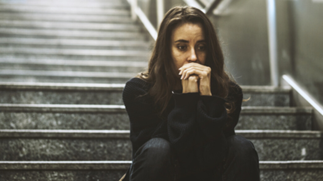 אישה מודאגת אישה מודאגת