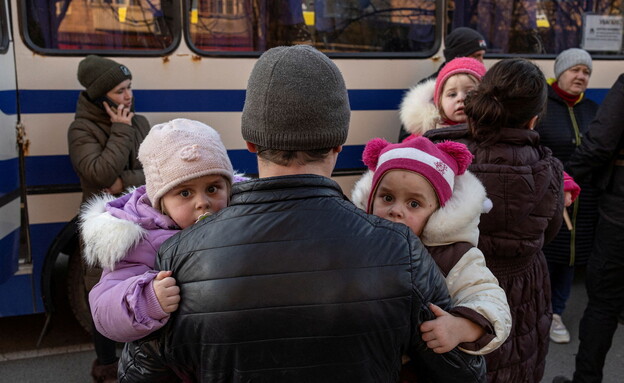 פליטים אוקראינים בורחים מהכוחות הרוסים (צילום: רויטרס)