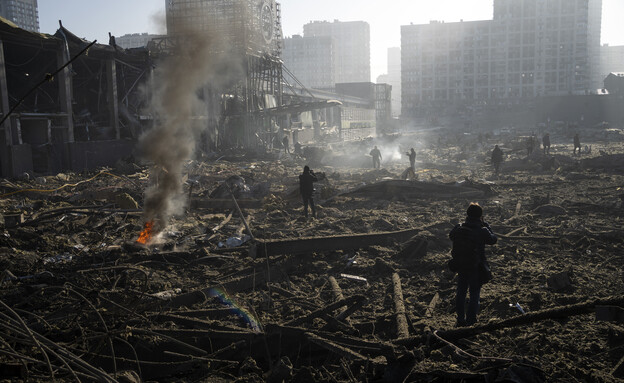 הפצצה רוסית באוקראינה (צילום: AP Photo/Rodrigo Abd)