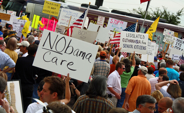 אובמה קר הפגנה Obamacare protest (צילום: Ken Durden, שאטרסטוק)