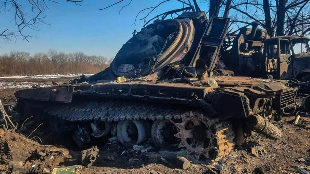 טנק רוסי הרוס באוקראינה (צילום: מתוך תיעוד שעלה ברשתות החברתיות, לפי סעיף 27 א')