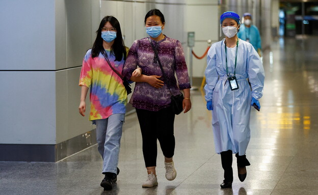 התרסקות המטוס בסין, המשפחות מחכות בשדה התעופה לחדש (צילום: רויטרס)