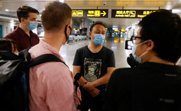 התרסקות המטוס בסין, המשפחות מחכות בשדה התעופה לחדש (צילום: רויטרס)