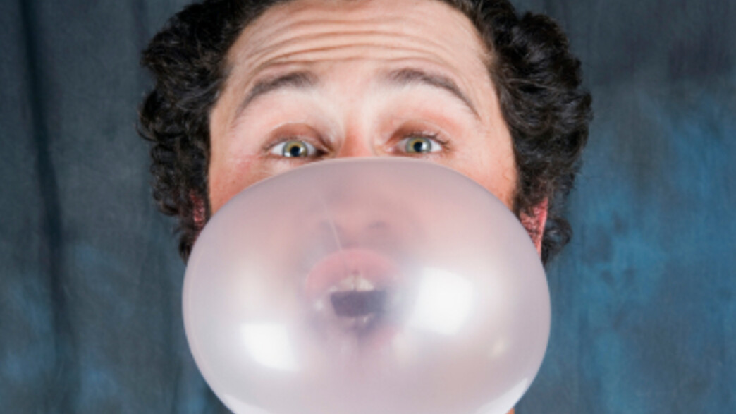 מסטיק מרגיע-אדם מנפח בלון ממסטיק